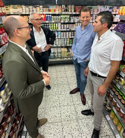 Geschftsinhaber Haydar Cavus und Vermieter Julian Saas, sowie Till Andriessen und Alfons Hgemann von der Wirtschaftsfrderung Rdermark.