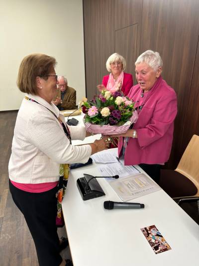 Ein Blumenstrau fr die Vorsitzende, berreicht von Anna-Monika Gierszewski