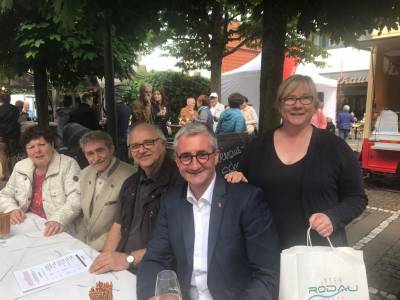 J�rg Rotter er�ffnet den Rodaumarkt mit Roland Kern. Viele CDU Mitglieder sind anwesend.